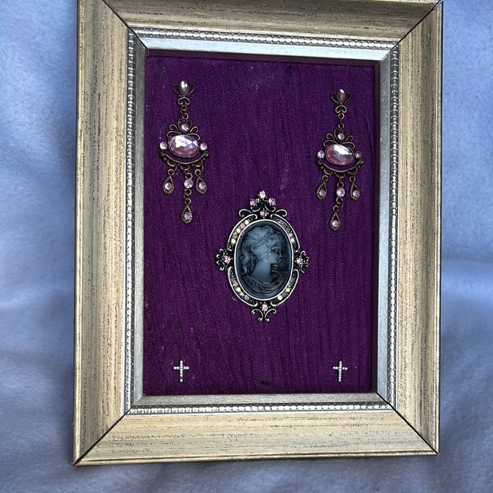 Vintage Cameo jewelry art